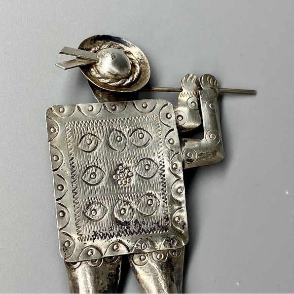 Vintage Sterling Silver Peruvian Brooch Flute Player in Ethnic Dress Stamped 925 - Picture 4 of 16